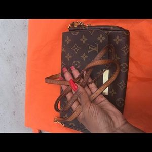 Real authentic Louis vutton clutch classic style